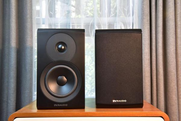 大眾買得起的丹拿書架箱上手：僅靠技術細節就足以驗明正身