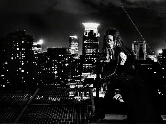 劉亦菲皮衣機車質感大片曝光 酷颯十足似暗夜騎士