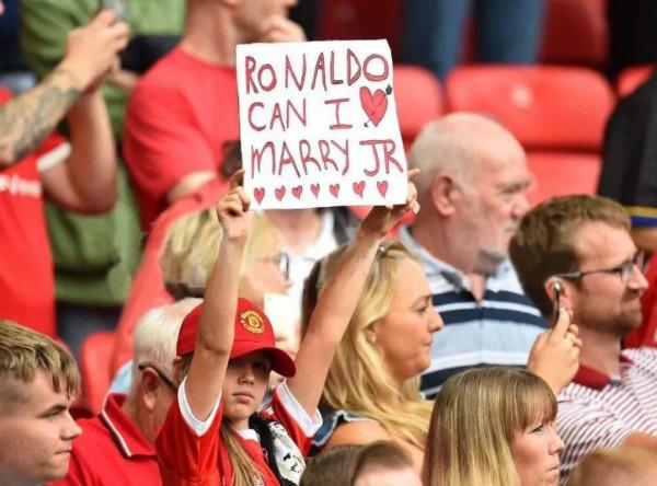 C羅長子迷你羅正式加入曼聯青訓！穿訓練服亮相，已有女球迷示愛