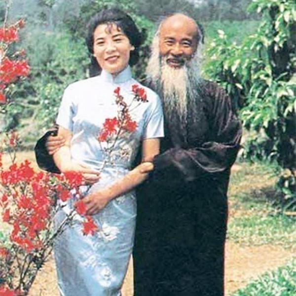 張大千教學生徐雯波學畫,6年後娶她,送她一幅畫賣了4377萬 張大千教學生徐雯波學畫,6年後娶她,送她一幅畫賣了4377萬