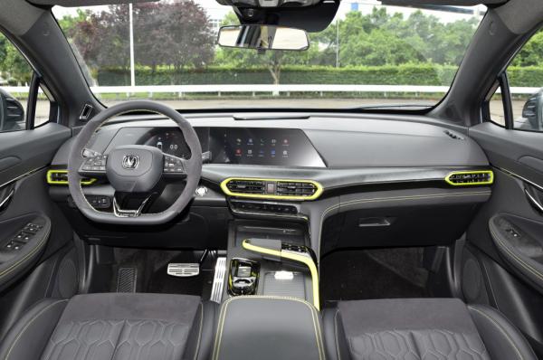 競爭領克01，長安UNI-T運動版，全車多處燻黑，配1.5T，才13萬多