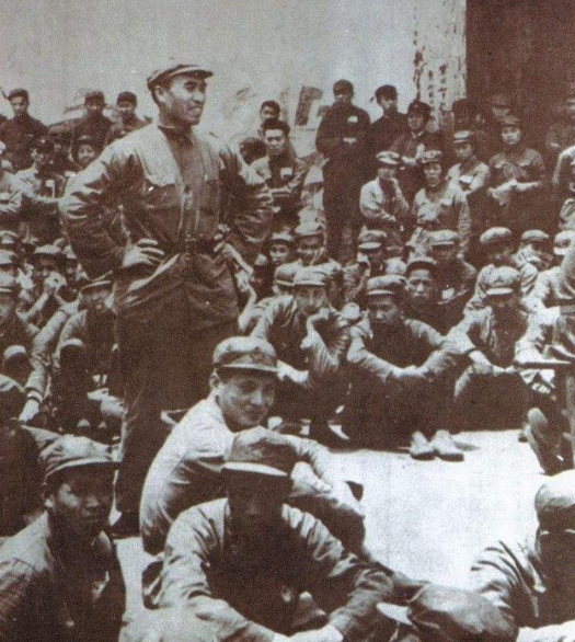 首次授銜遇難題，3000名紅軍何處去，主席霸氣敲定“紅軍不下校”