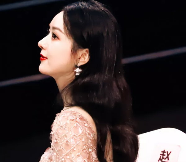 大灣區晚會群星爭奇鬥豔:王菲穿白裙如仙女,趙麗穎素色裙顯身材 大灣區晚會群星爭奇鬥豔:王菲穿白裙如仙女,趙麗穎素色裙顯身材