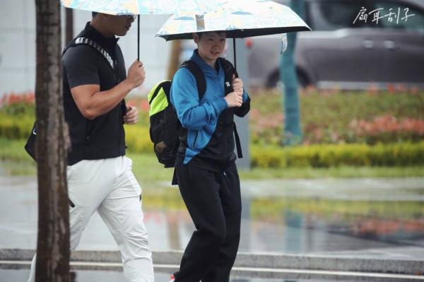 奧運冠軍孫穎莎，雨中撐傘被大風吹翻，表情逗趣反應可愛