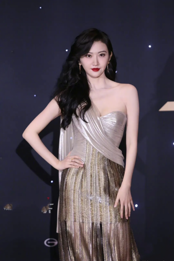 女星走紅毯翻車：楊芸晴龔俊撞衫，張雨綺臉部生硬嚇人，宋軼顯胖