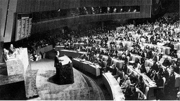 新中國幫非洲修鐵路，在1971年得到無價回報，非洲為我國做了什麼