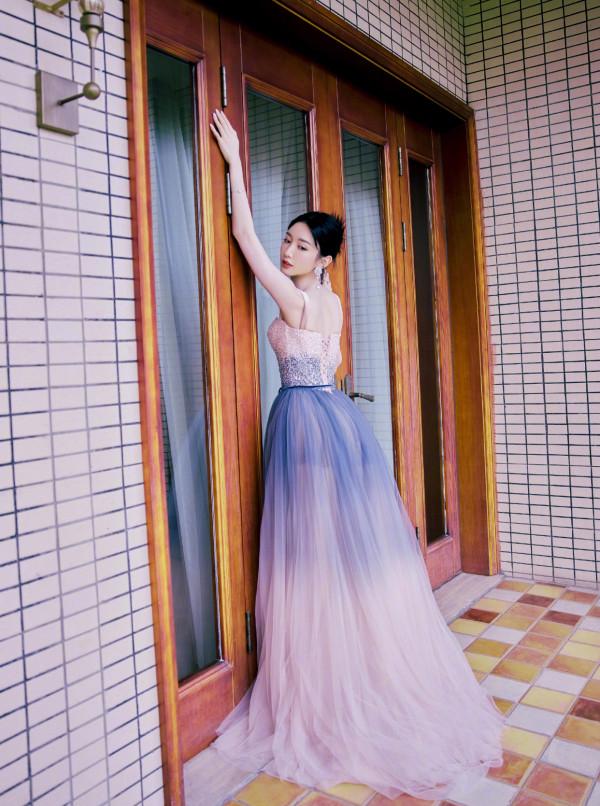 毛曉彤天生娃娃臉就是可愛，一襲亮片紗裙清新脫俗，美得不一般