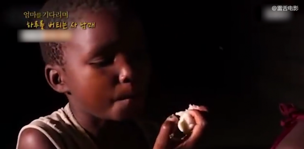 非洲姐弟被母親拋棄，家裡只剩一張破布，餓了只能吃野草！紀錄片