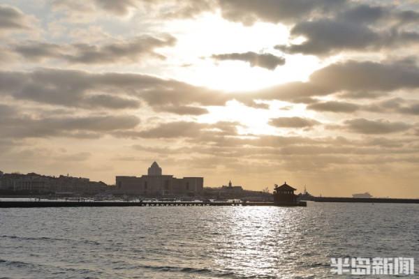 棧橋景區：市民漫步海邊 沐浴在溫暖的晨光之中