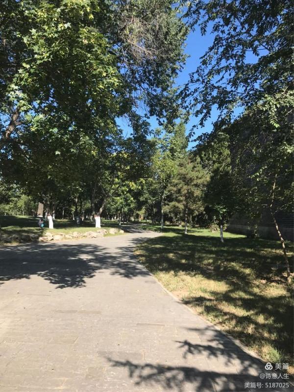 走在古城秋色裡