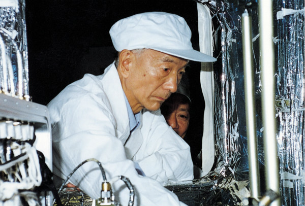 與黨同齡 與黨同行 與黨同齡 與黨同行