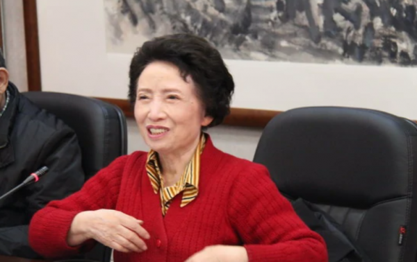 從央視的破例，到半夜“抱怨帶娃”，午夜夢迴時王二妮有後悔嗎？