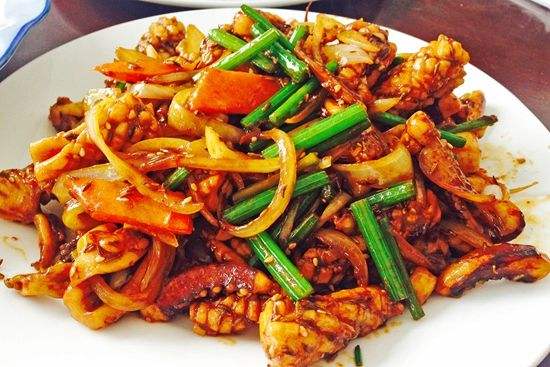 魷魚怎麼做好吃？爆炒魷魚的做法，簡單易學，一看就會