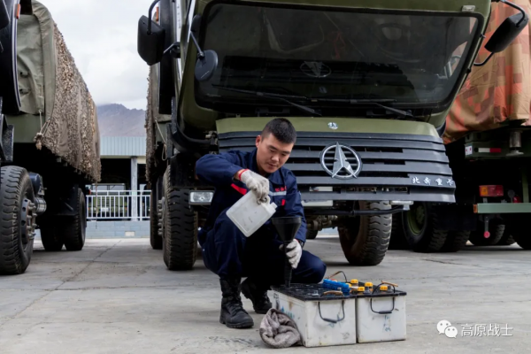 精益求精!官兵變身軍營“美容師” 精益求精!官兵變身軍營“美容師”