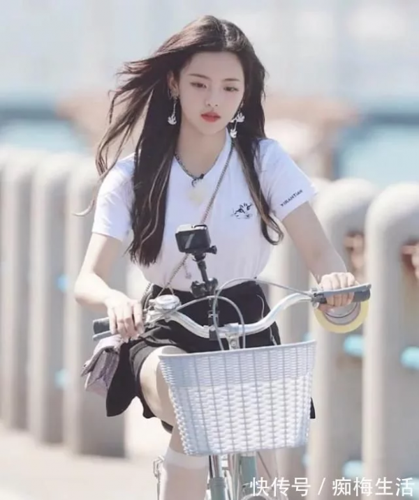 楊超越穿JK裙錄節目，卻被導演要求騎單車，這秀出的腿誰頂得住