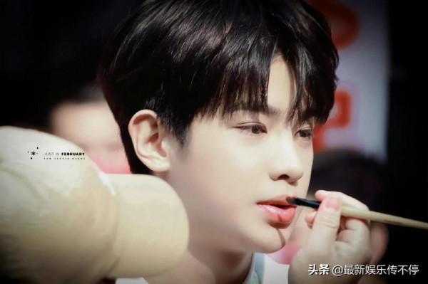 20歲黃明昊東西南北賀新春路透：紅白格大衣滿臉膠原蛋白，似福娃