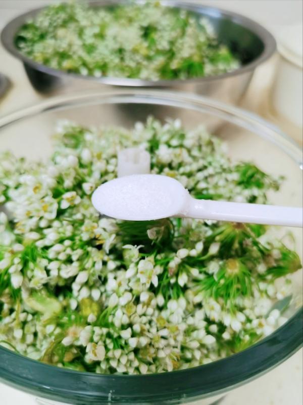 醃韭菜花，只加鹽不好吃！多放2種食材，鮮香味美，放一年不變質