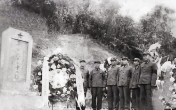 “烈士”死而復生，被取消一等功，37年後在自己墓碑前痛哭不止