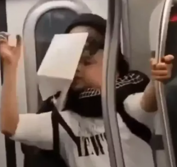 華裔女孩幫亞裔男生解圍，反遭非裔群毆！幾名男的抱頭躲避，現場無人幫忙