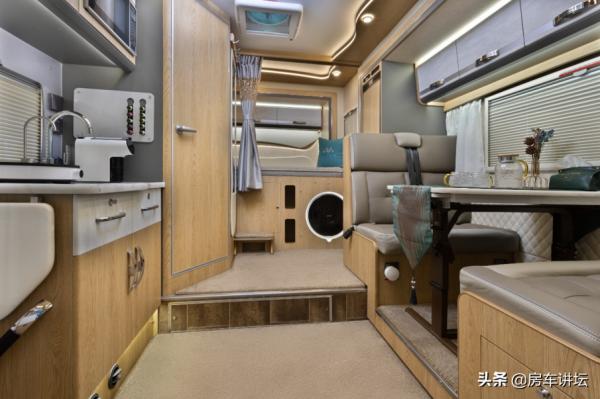 228&period;8w碳纖維交期長&quest;選141&period;8w的玻璃鋼&comma;除車身以外所有配置都一樣