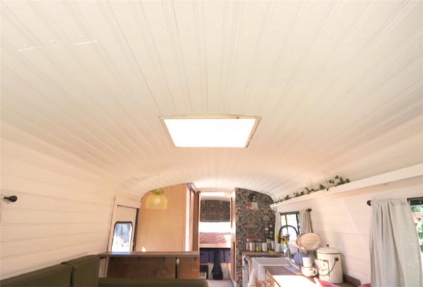 一家四口低價買2001年廢舊大巴，將22㎡空間變成蝸居，生活太幸福