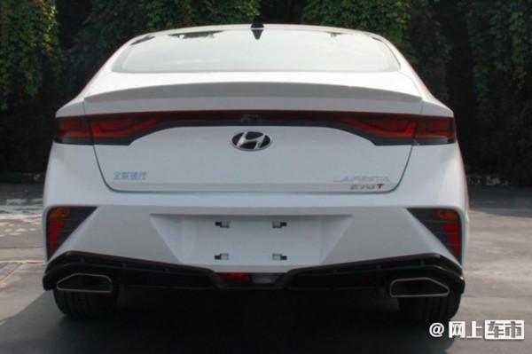 現代新款菲斯塔實拍，大號尾翼+四出排氣，居然還換了1.5T