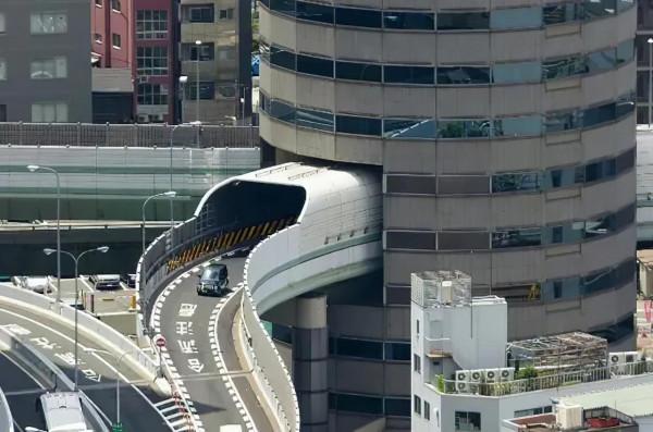 日本頂級釘子戶,拒絕10億搬遷款,只想住在機場裡 日本頂級釘子戶,拒絕10億搬遷款,只想住在機場裡