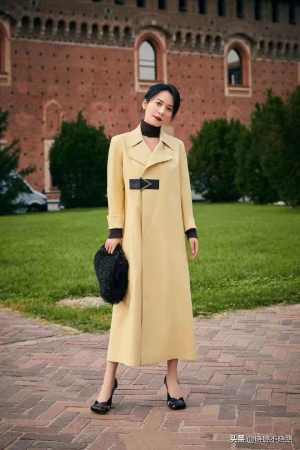 真正見過世面的女人，穿風衣很少配小黑褲，看陳數俞飛鴻就知道了