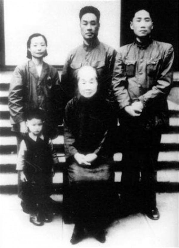 1962年，一封訃告送到中南海，毛主席回信：寄500，與我夫人同穴