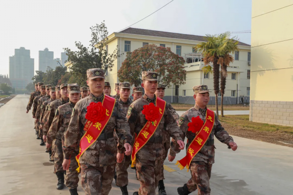 敬禮！第71集團軍組織退役士兵向軍旗告別儀式