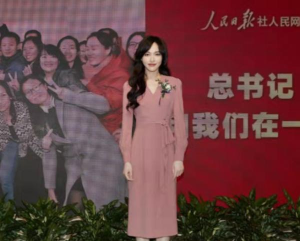 唐嫣1歲女兒正臉終於曝光！穿紗裙放學回家，完美繼承媽媽的顏值