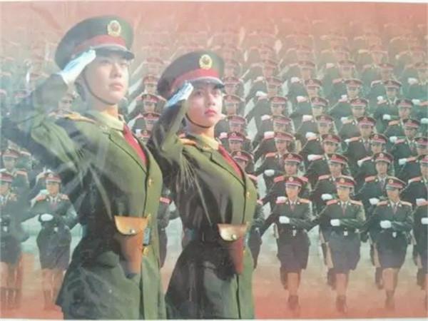 當年在閱兵儀式上“紅遍中國”的雙胞胎姐妹花，後來怎麼樣了？