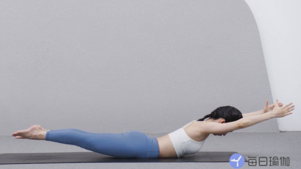 購物節優惠算到崩潰，來組提神醒腦的瑜伽體式吧