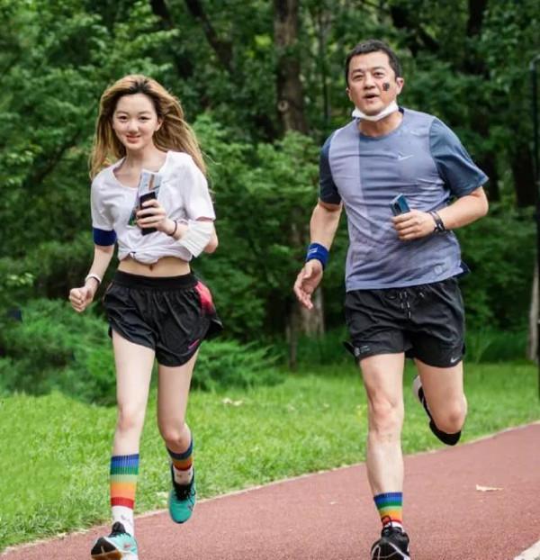 李亞鵬的女兒李嫣也長大了，真是女大18變，越長越好看