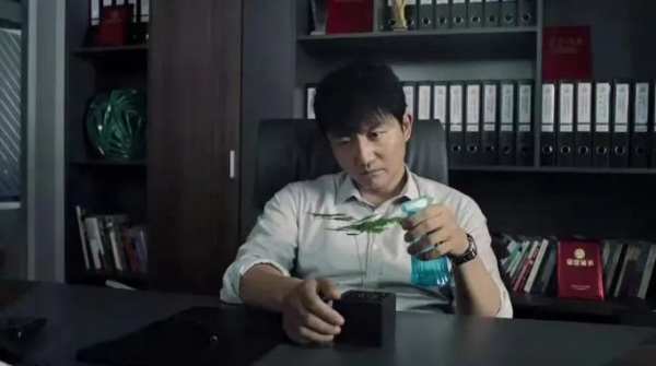 陳建斌、梅婷、塗松巖主演的電視劇《不惑之旅》