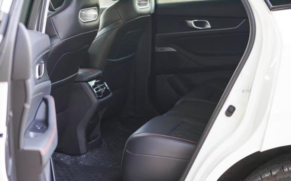 搭載2.0T+愛信8AT！軸距2890mm，實拍體驗長安UNI-K