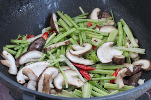 一把芹菜一塊雞胸,簡單炒炒就出鍋,鮮嫩營養熱量低,老少皆宜 一把芹菜一塊雞胸,簡單炒炒就出鍋,鮮嫩營養熱量低,老少皆宜