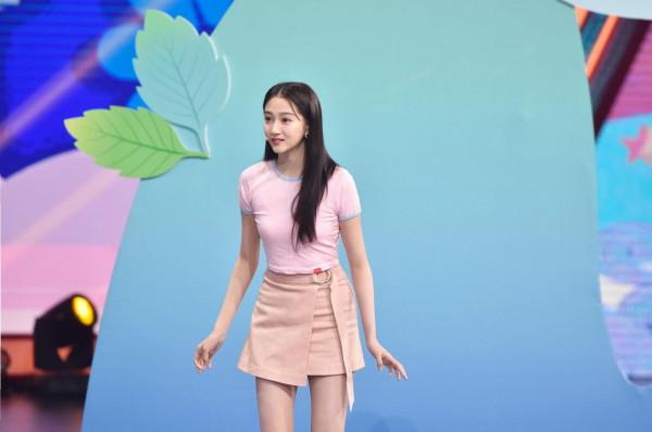 流量小花發展困難，趙麗穎積極轉型，熱巴資源好，楊紫讓人意難平