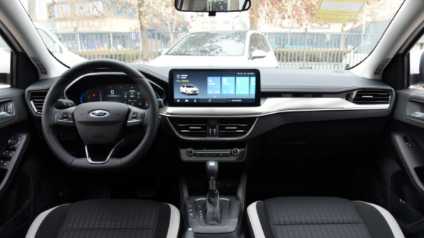 福克斯換四缸機，價格不變動力勉強能戰思域，但配置呢？