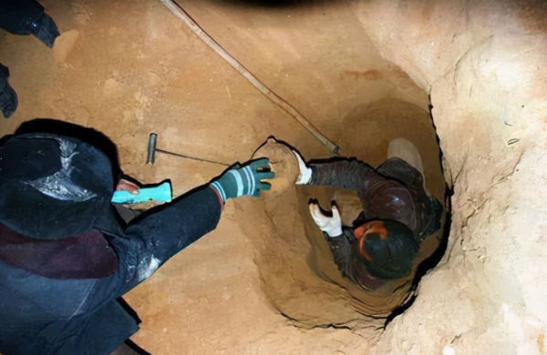 這個盜墓賊太倒黴,和同伴內訌被封於唐代古墓中,牆角枯坐上千年 這個盜墓賊太倒黴,和同伴內訌被封於唐代古墓中,牆角枯坐上千年