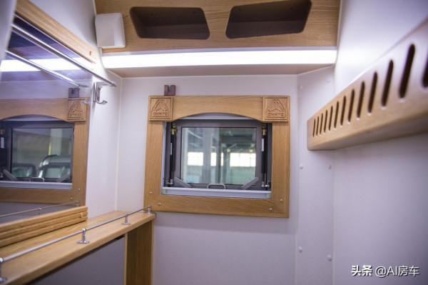 國產重汽豪沃出房車了！四驅10&period;5T動力&plus;18度電，帶6座3床橡木傢俱