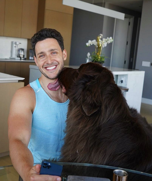 養眼！他是全球最帥男醫生，一頓約會晚餐拍出60萬元