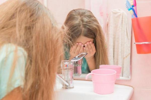 當濃硫酸不小心濺到臉上時,或許只有15秒鐘時間來挽救,建議瞭解 當濃硫酸不小心濺到臉上時,或許只有15秒鐘時間來挽救,建議瞭解