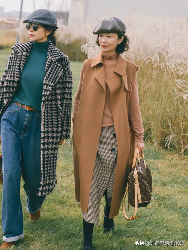 今秋的外套流行“過膝不過踝”，舒適顯瘦，五六十歲的女人穿太美