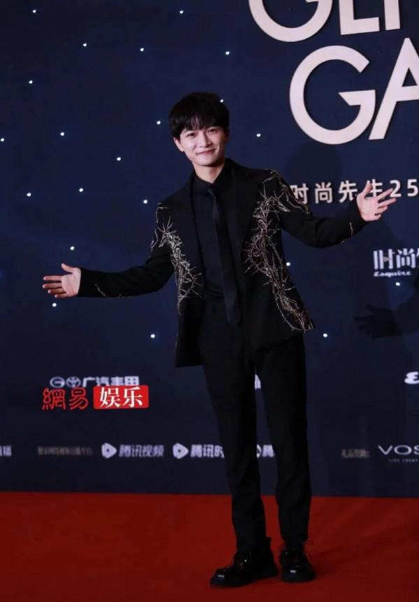 時尚先生明星紅毯生圖，張雨綺大變臉，丁真全場最佳