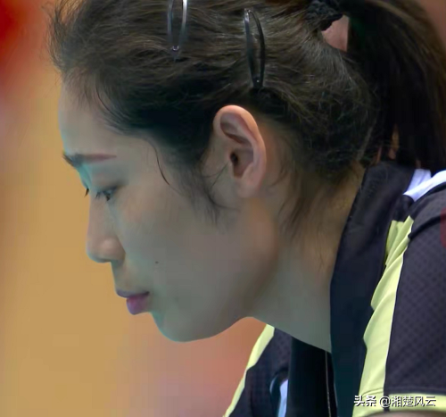 遼寧女排下狠手3-0勝河南隊,朱婷給隊友遞水,球隊輸後黯然神傷 遼寧女排下狠手3-0勝河南隊,朱婷給隊友遞水,球隊輸後黯然神傷