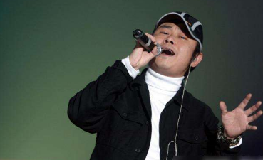 妻子生下女兒後不辭而別，20歲刀郎成單親爸爸，靠賣唱養活女兒