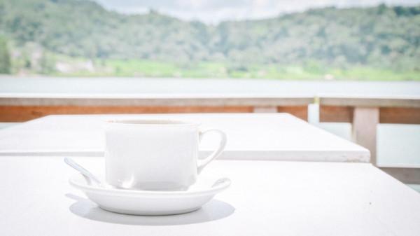 印尼有個湖泊會冒煙，時不時飄來臭雞蛋味，旁邊居然建起了咖啡廳