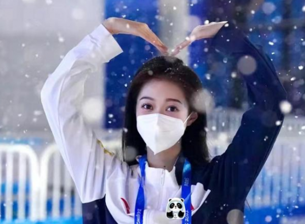 &OpenCurlyDoubleQuote;最美領誦員&rdquo;馮琳現身冬奧，成為中文播報員，網友：進軍央視吧