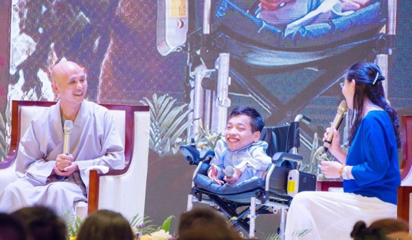 廣東袖珍老總李創利：身高90cm，娶1&period;7米女秘書生兒子，成功逆襲